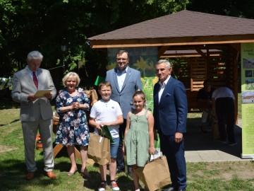 Wręczenie nagród w konkursie „Walory przyrodnicze powiatu skierniewickiego”, fot. A. Pruszkowska., 